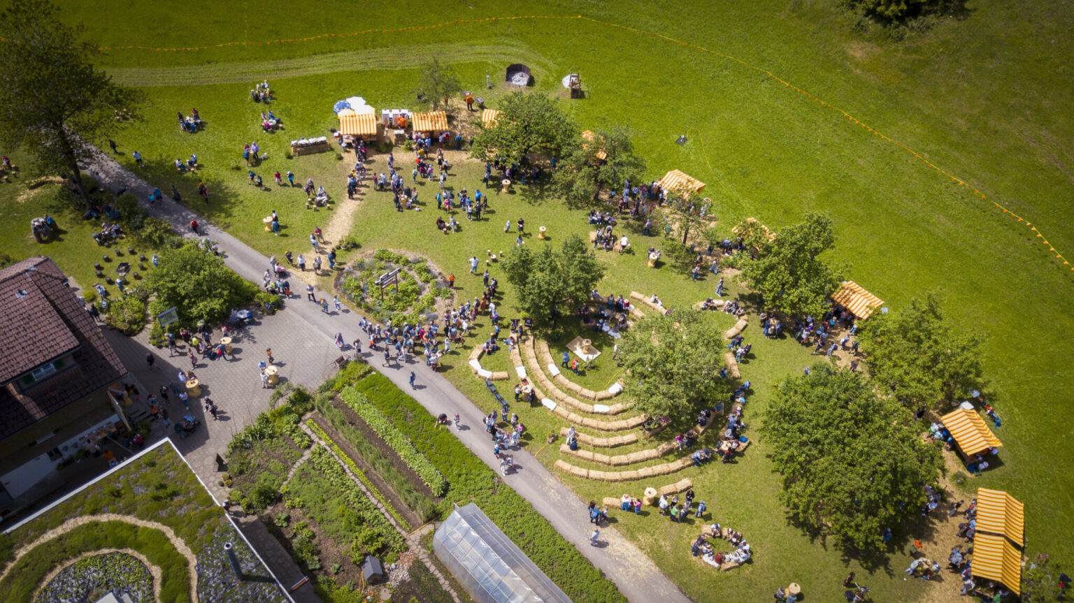 Drohne-Kraeuterfestival_19-2048x1150.jpg